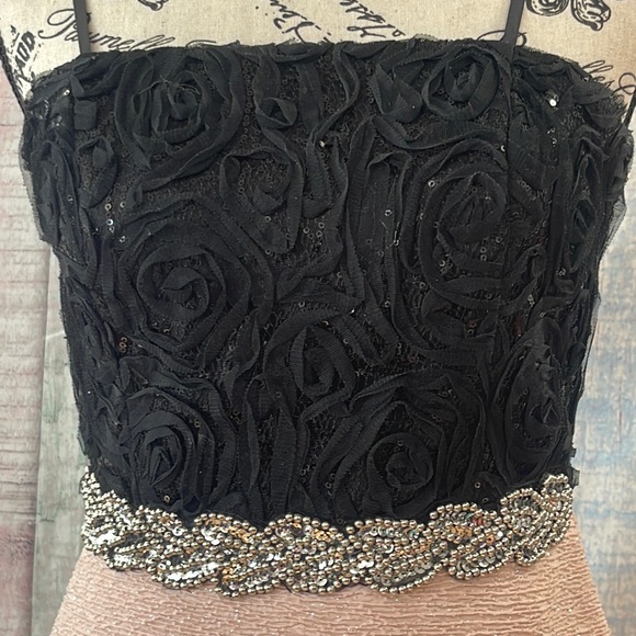 - In excellent condition Woman’s City Triangles dress. Size is 9. - Picture 3 of 16